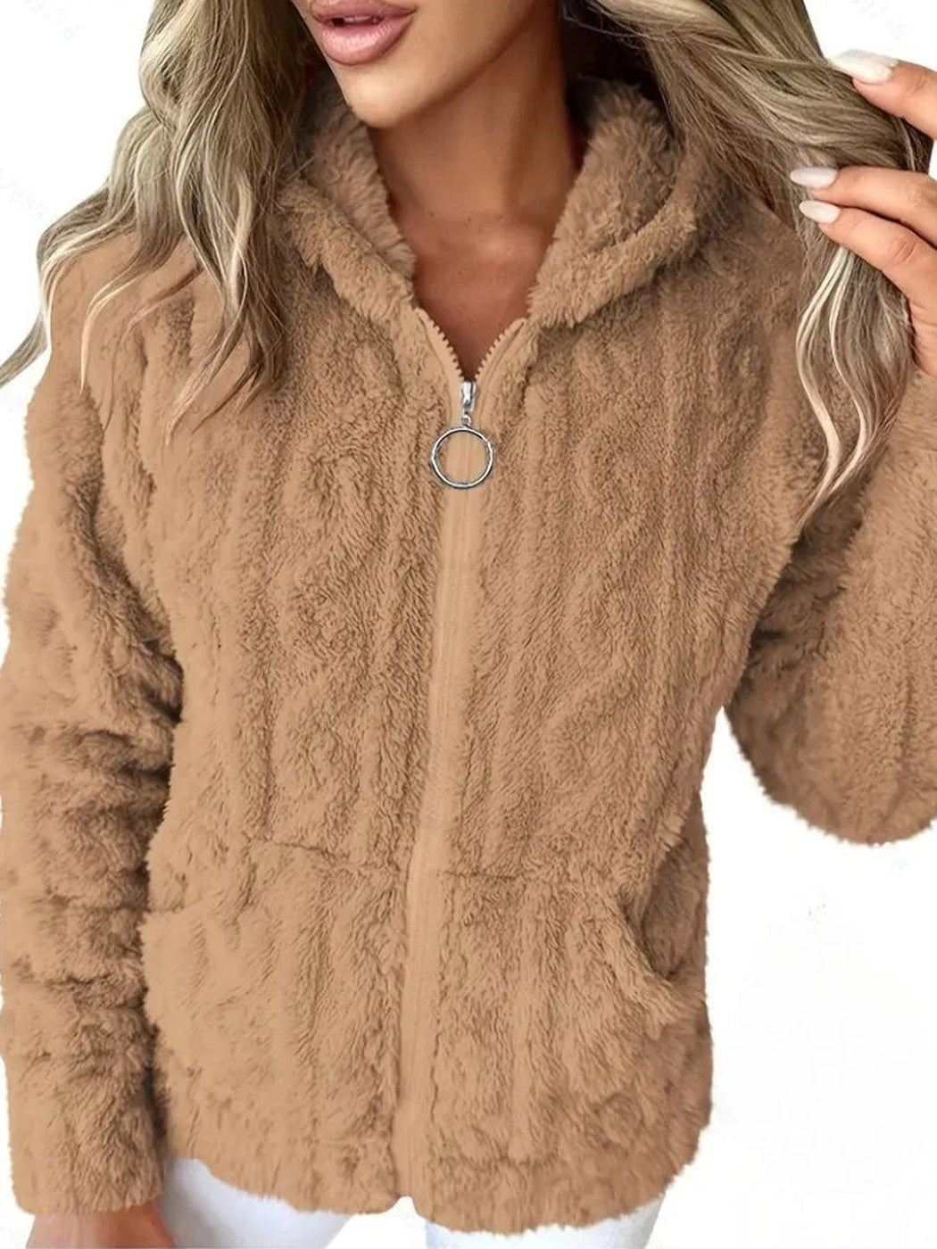 Vrouw draagt een camelkleurig teddyvest met capuchon en twee zakken | Boutique Moda
