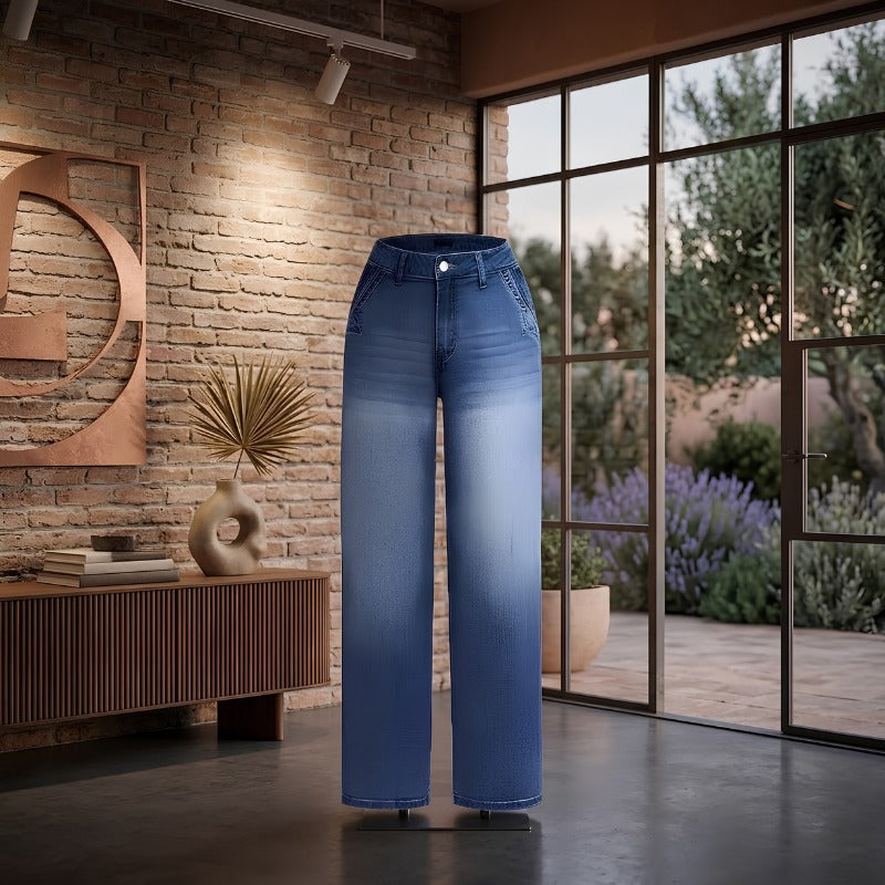 Vintage jeans voor dames in blauw met wijde pijpen, productfoto op een standaard, bij een bakstenen muur
