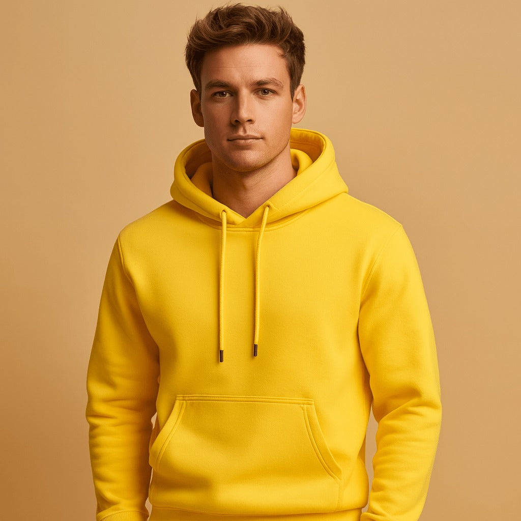 Klassieke hoodie met koord voor heren in geel, gedragen, voorkant