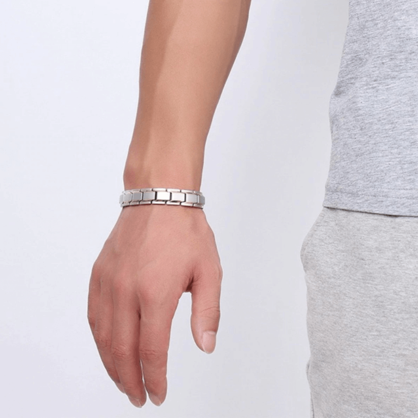 Zilverkleurige roestvrij stalen armband met vouwsluiting gedragen om pols | Boutique Moda