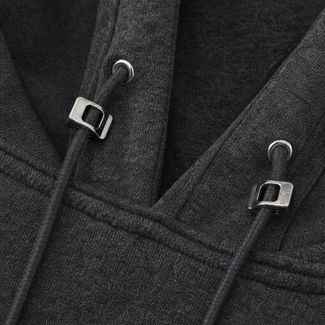 Close-up van de capuchonkoorden met metalen stoppers van het antraciet vest | Boutique Moda