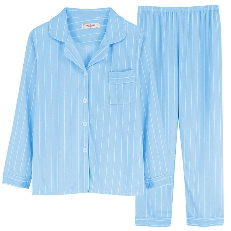 Pyjama met doorknoopshirt en lange broek, uitvoering blauw gestreept, plat neergelegd