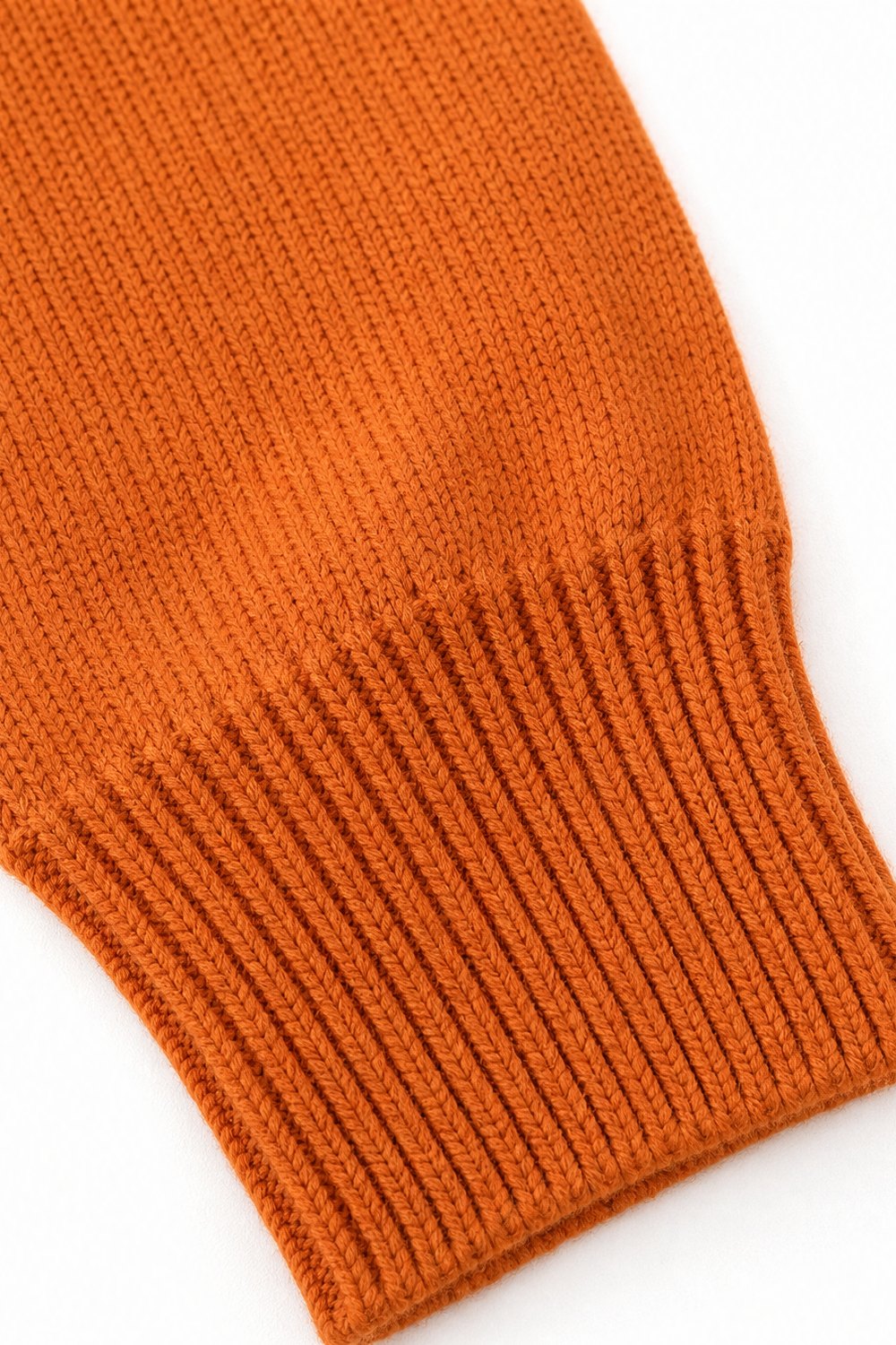 Close-up van de geribde boord aan de mouw van de oranje hoodie | Boutique Moda