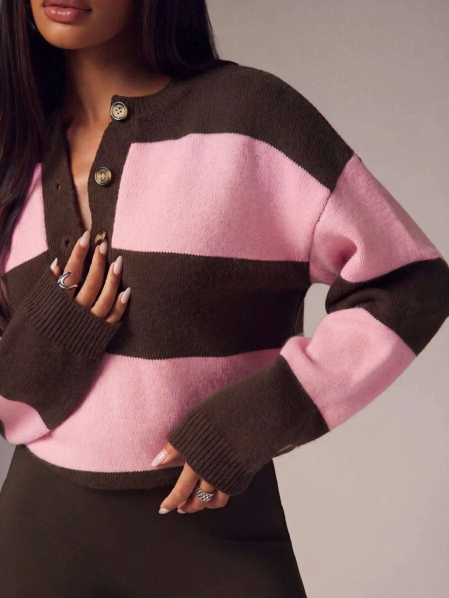 Oversized trui met brede strepen en knoopjes in roze/bruin, gedragen