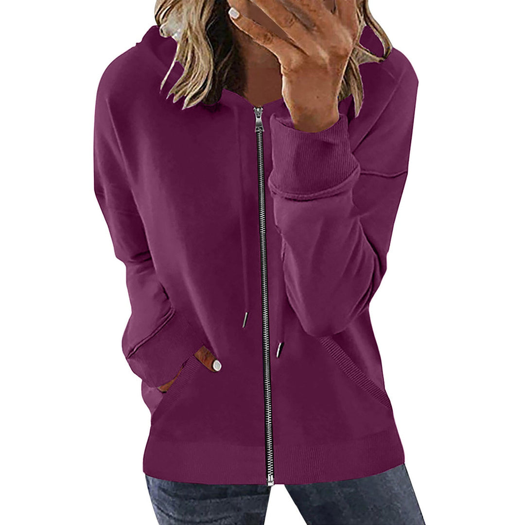 Vrouw in een purperrood sweatvest met grote capuchon en koord | Boutique Moda