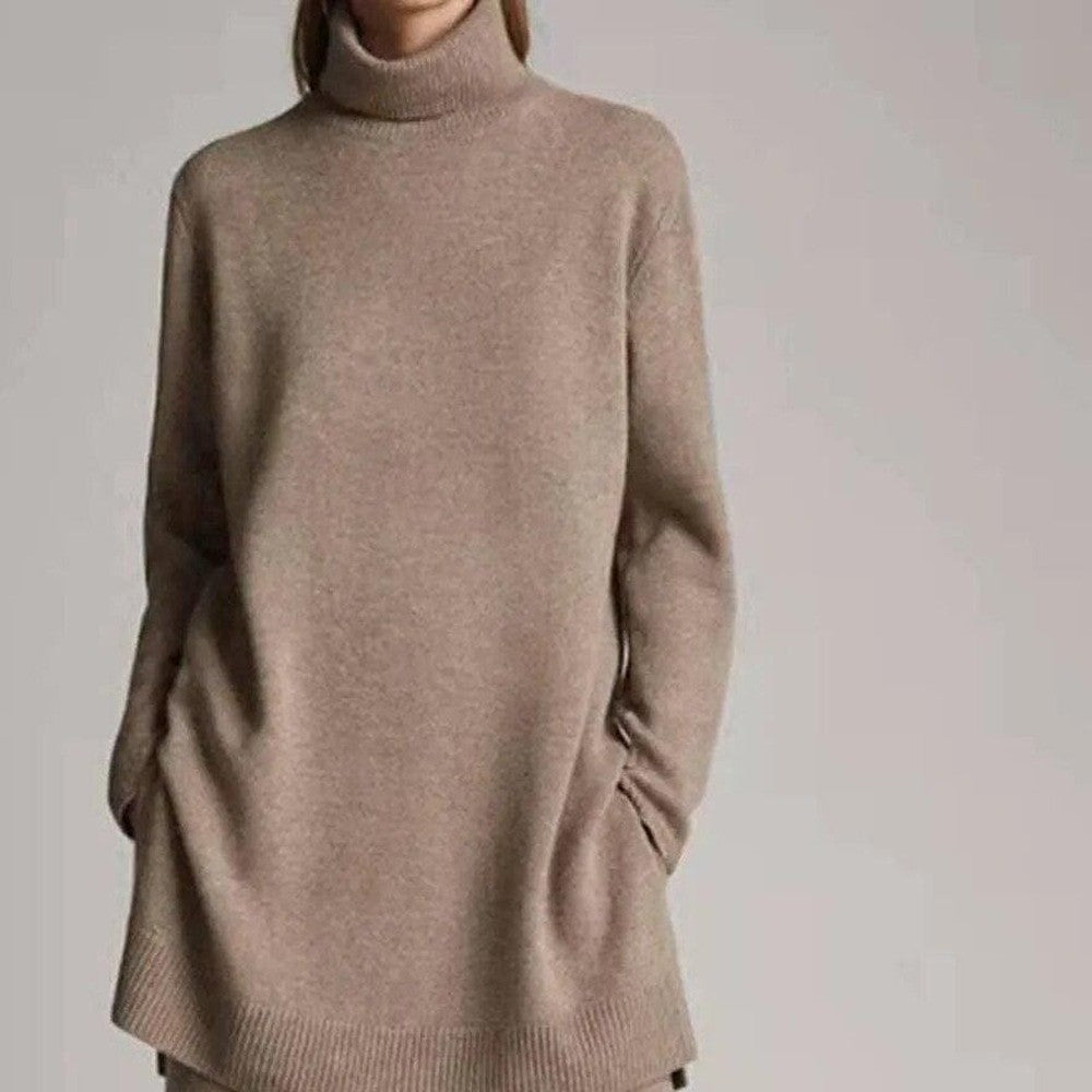 Beige oversized coltrui, gedragen door een vrouw, close-up vooraanzicht | Boutique Moda