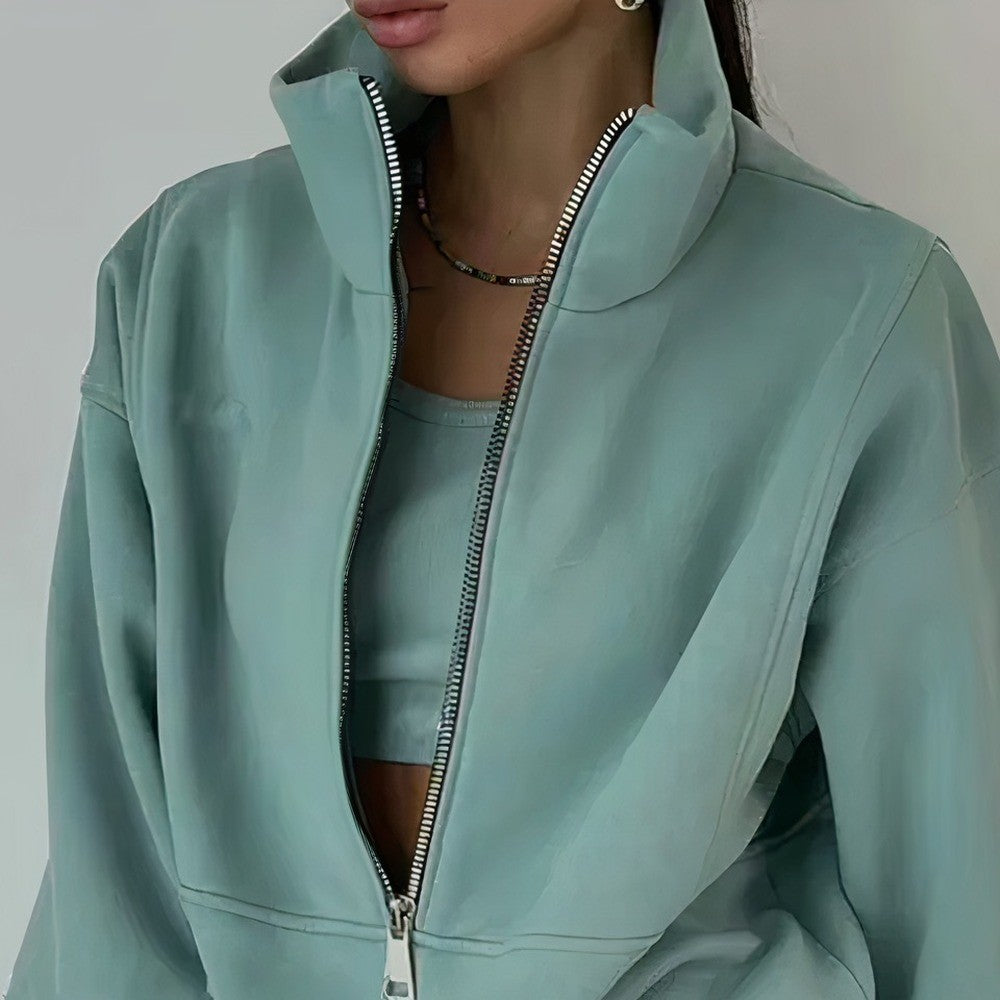 Mintgroen sweatshirt met halve rits, gedragen door vrouw met sieraden | Boutique Moda