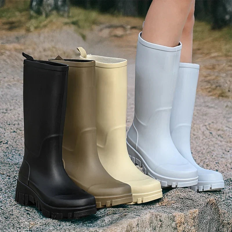 Regenlaarzen met grove profielzool in verschillende kleuren, buiten