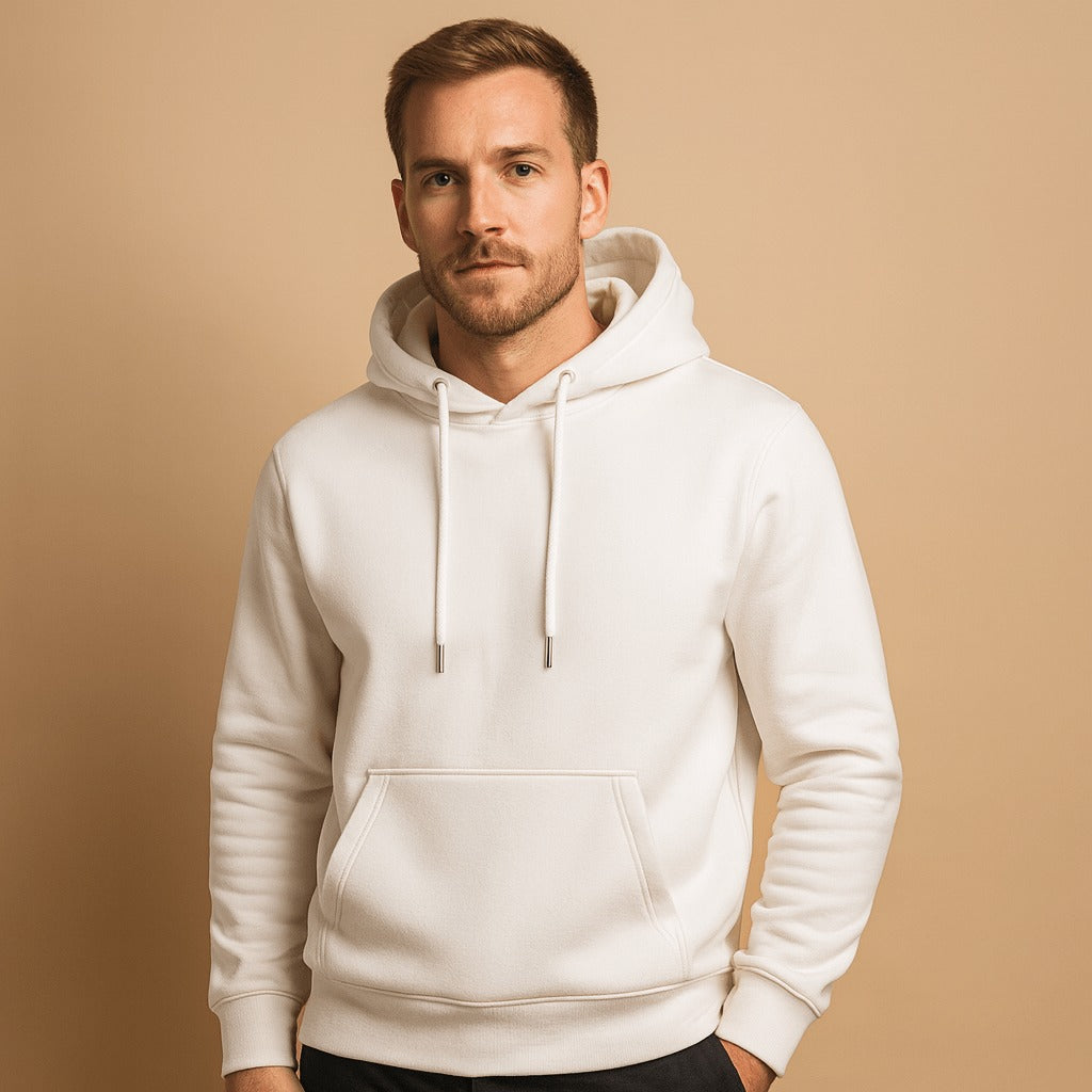 Klassieke hoodie met koord voor heren in wit, gedragen, voorkant