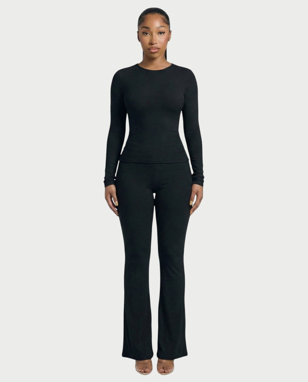 Co-ord set in zwart, strakke longsleeve en flared broek met hoge taille, vooraanzicht