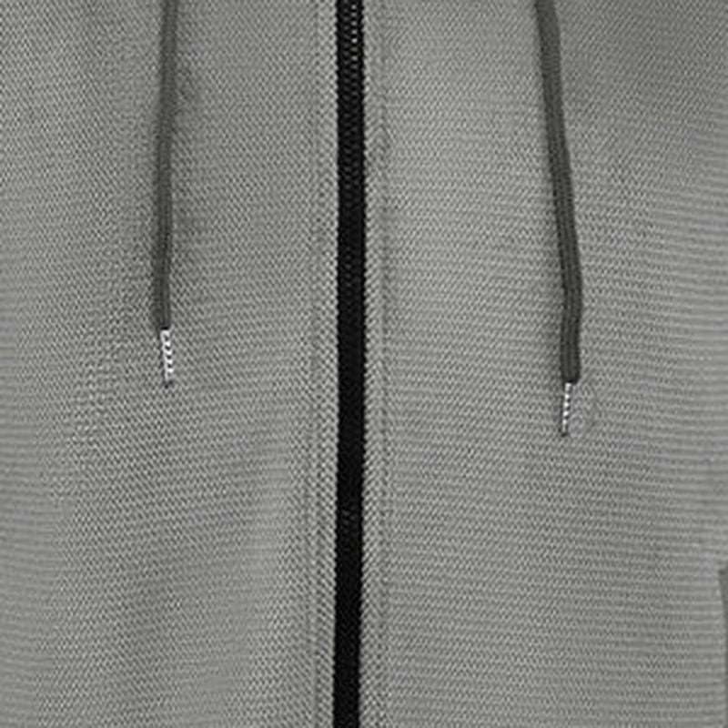 Wafelvest met capuchon voor heren in grijs, close-up van de wafelstructuur, de rits en de koorden