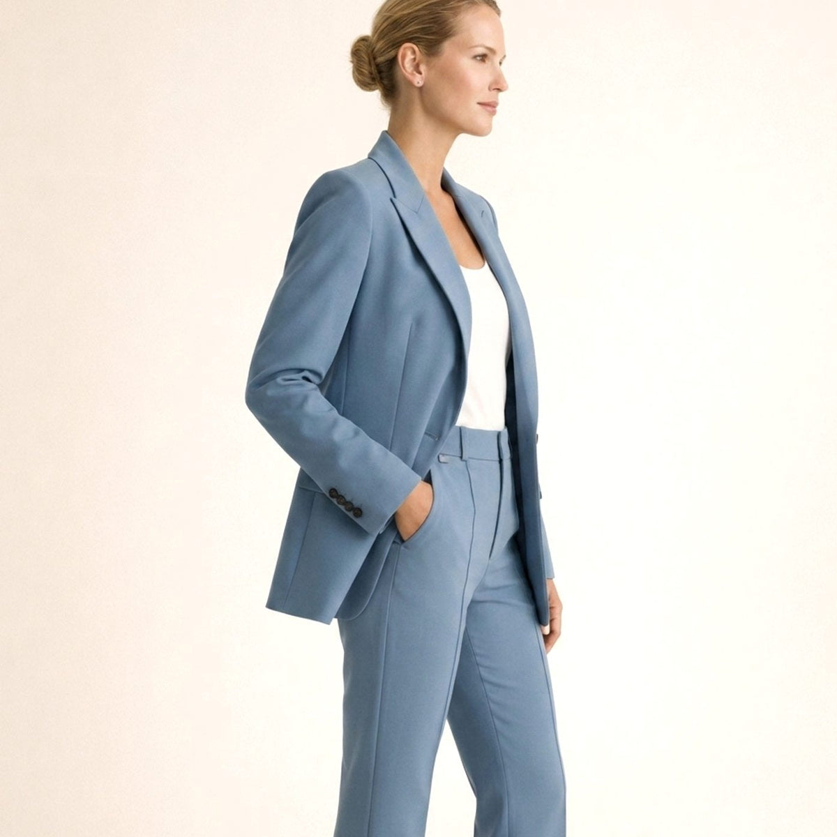 Broekpak met blazer met één knoop en wijde broek in blauw, gedragen, zijaanzicht