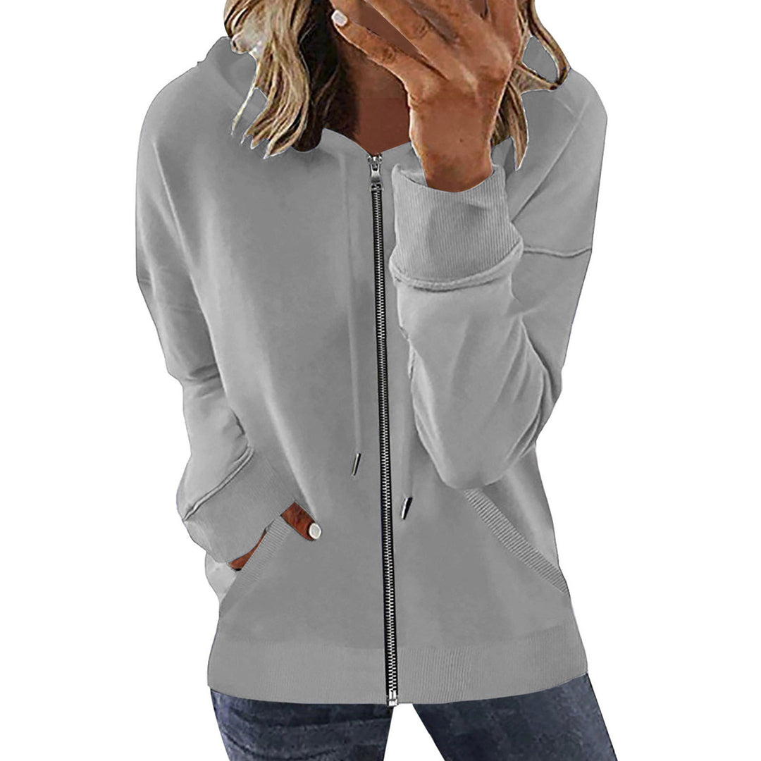 Vrouw in een lichtgrijs sweatvest met doorlopende rits en kangoeroezakken | Boutique Moda