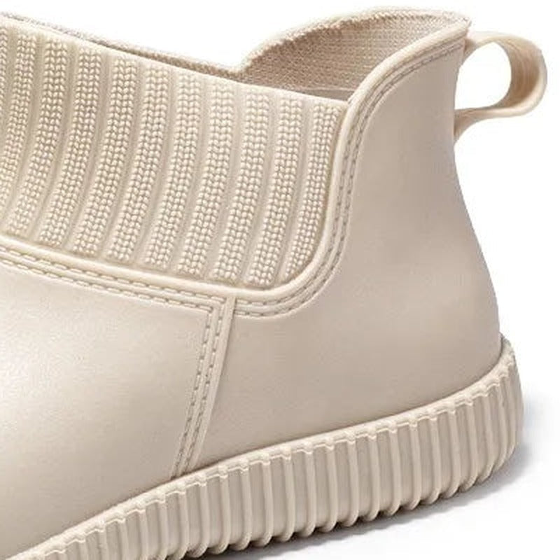 Waterdichte regenschoenen met gebreide boord in crème, close-up van de gebreide boord