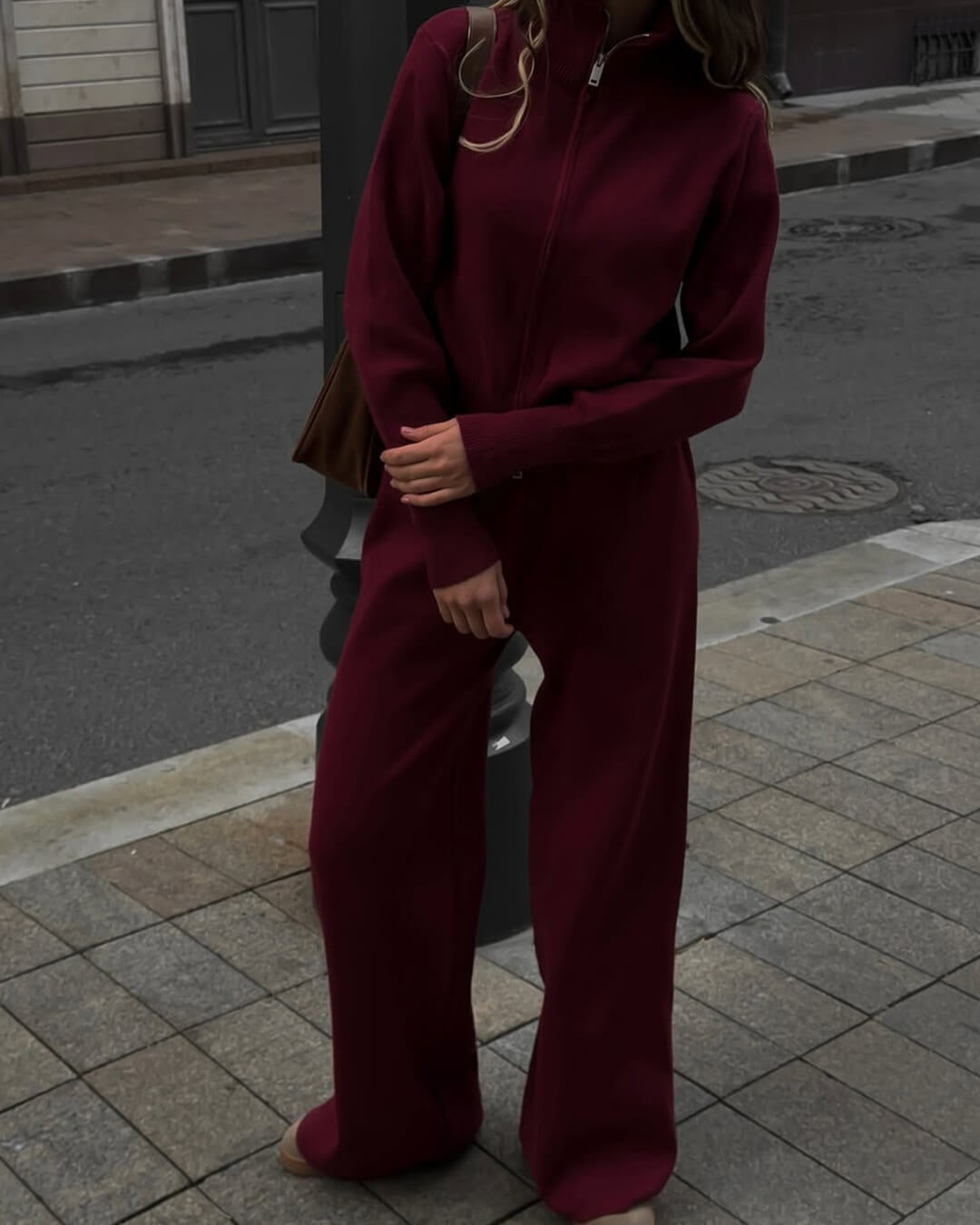 Gebreide set in bordeaux met ritsvest en wijde broek, volledig