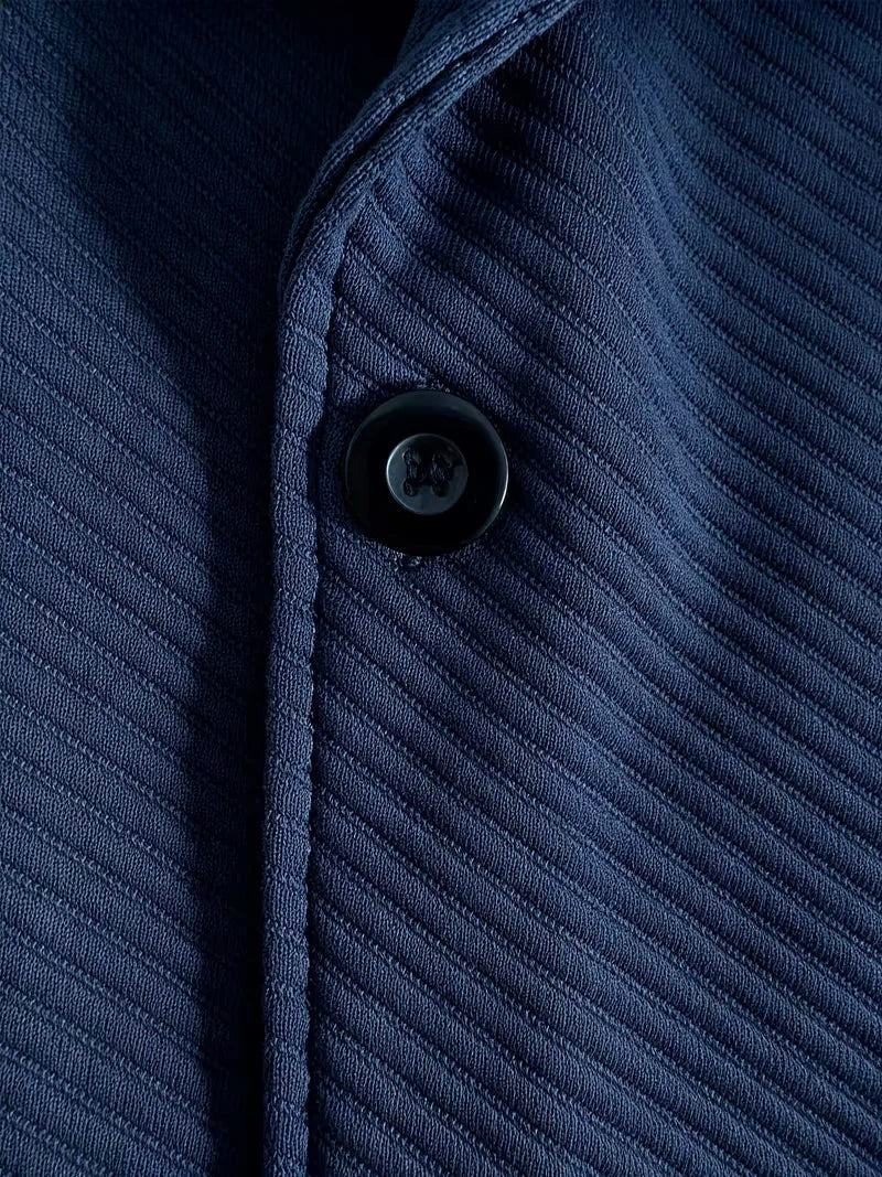 Heren blazer met gebreide structuur in marineblauw, close-up van de knoop