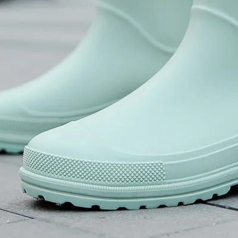 Lage matte regenlaarzen in mintgroen, close-up van de zool