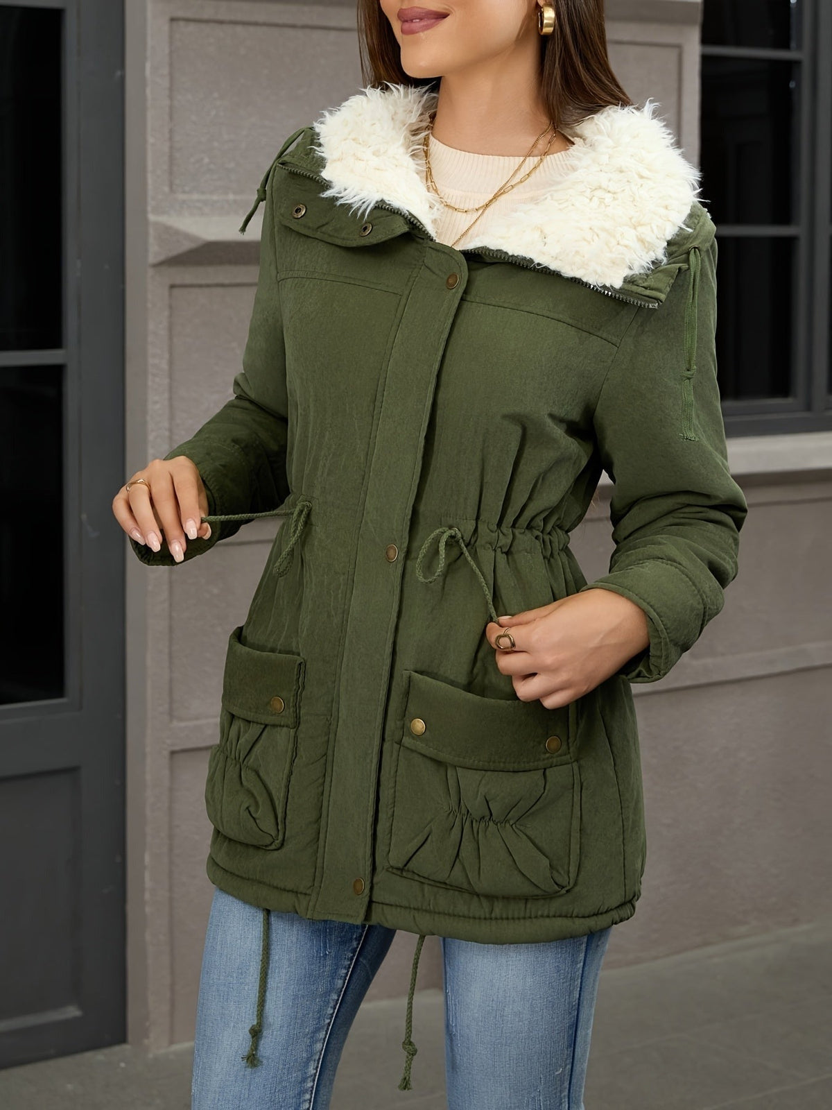 Olijfgroene parka met trekkoord, gedragen op een jeans