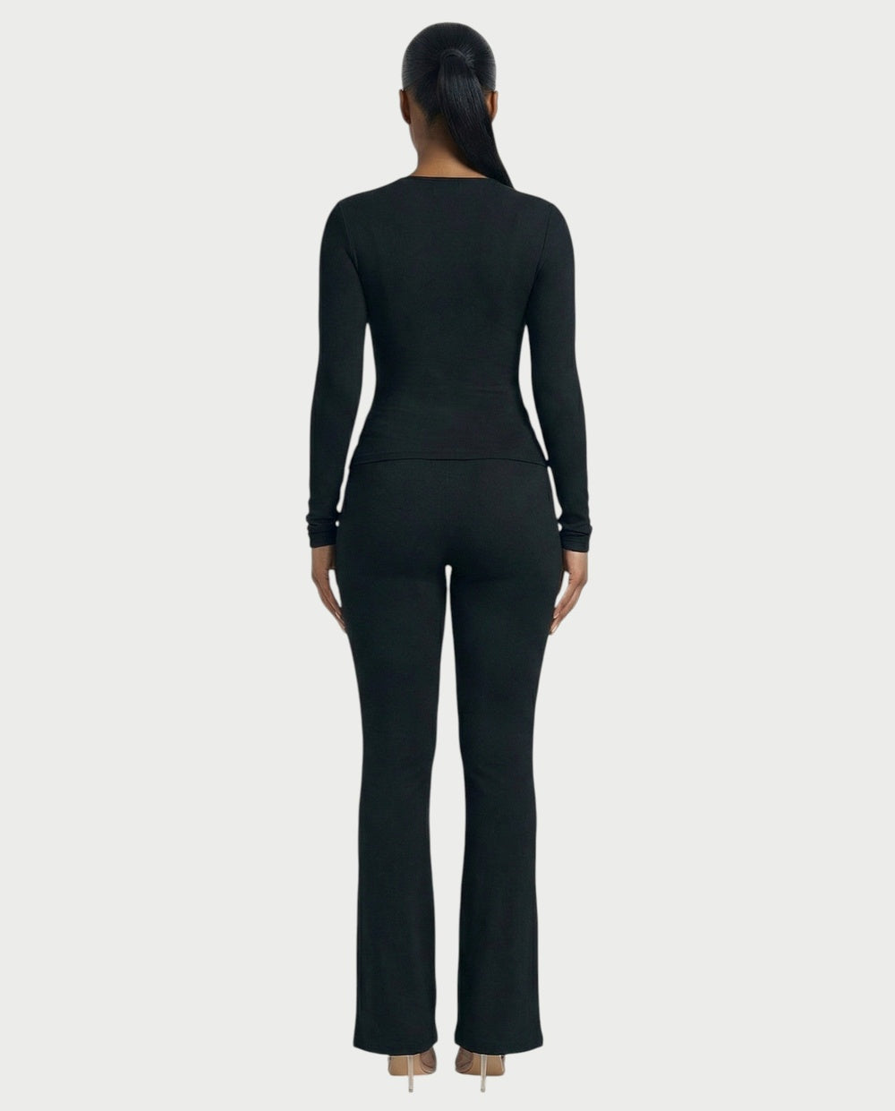 Co-ord set in zwart, strakke longsleeve en flared broek met hoge taille, achteraanzicht