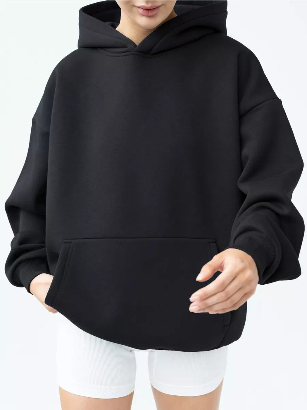 Zwarte hoodie met kangoeroezak en verlaagde schouders, vooraanzicht | Boutique Moda