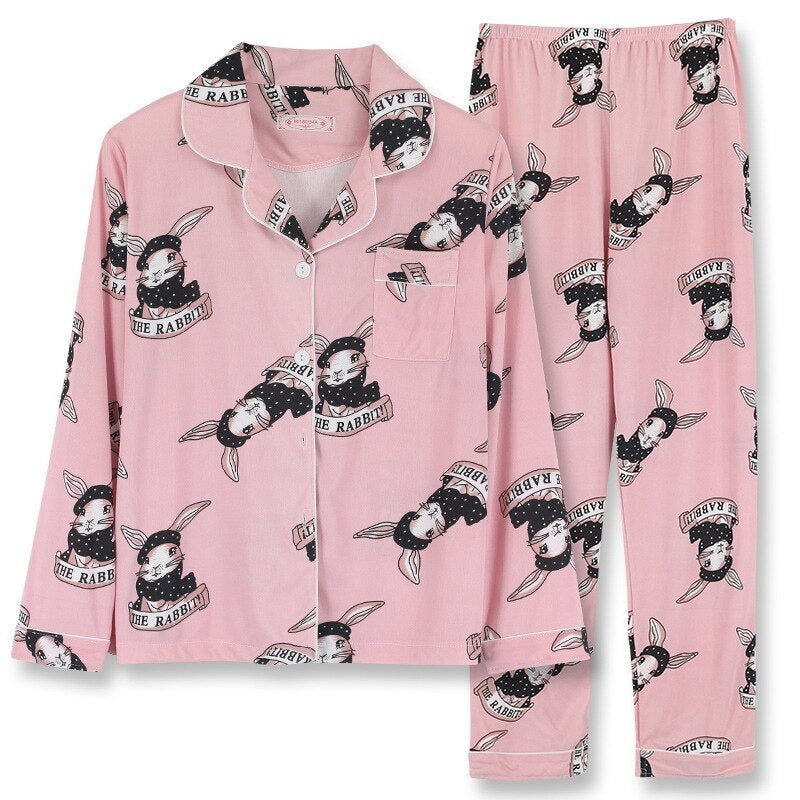 Pyjama met doorknoopshirt en lange broek, uitvoering roze met konijnen, plat neergelegd
