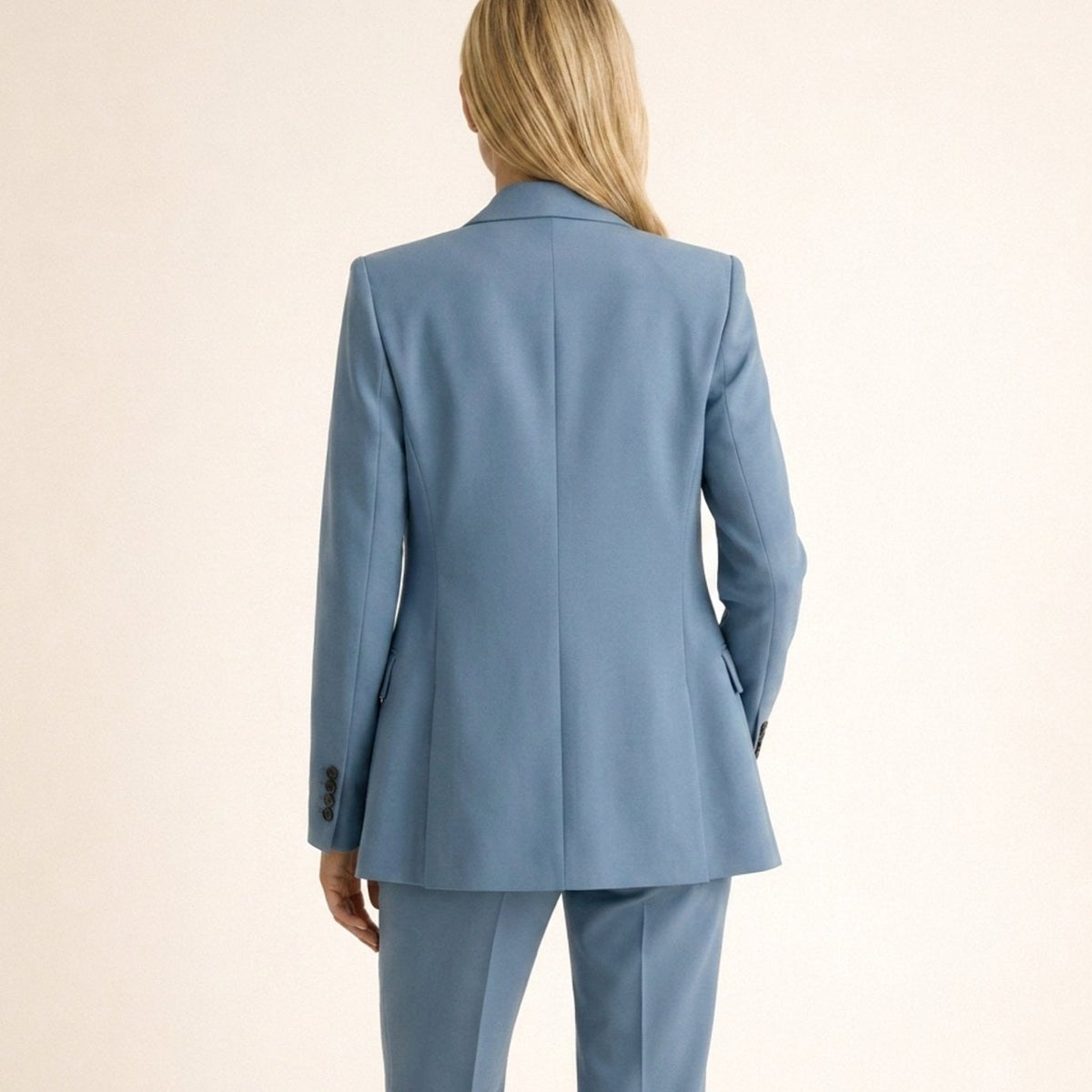 Broekpak met blazer met één knoop en wijde broek in blauw, gedragen, achteraanzicht