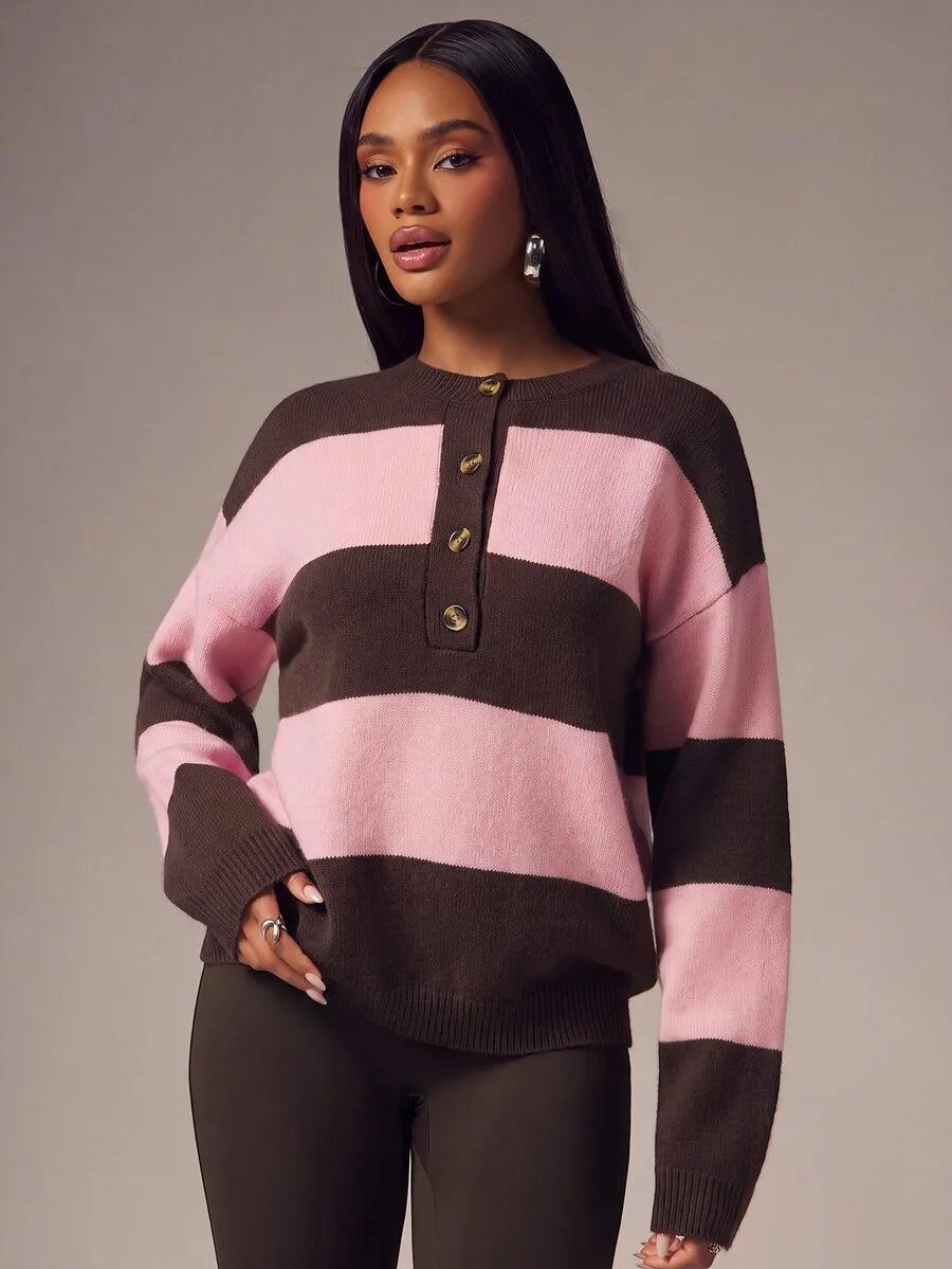 Oversized trui met brede strepen en knoopjes in roze/bruin, gedragen