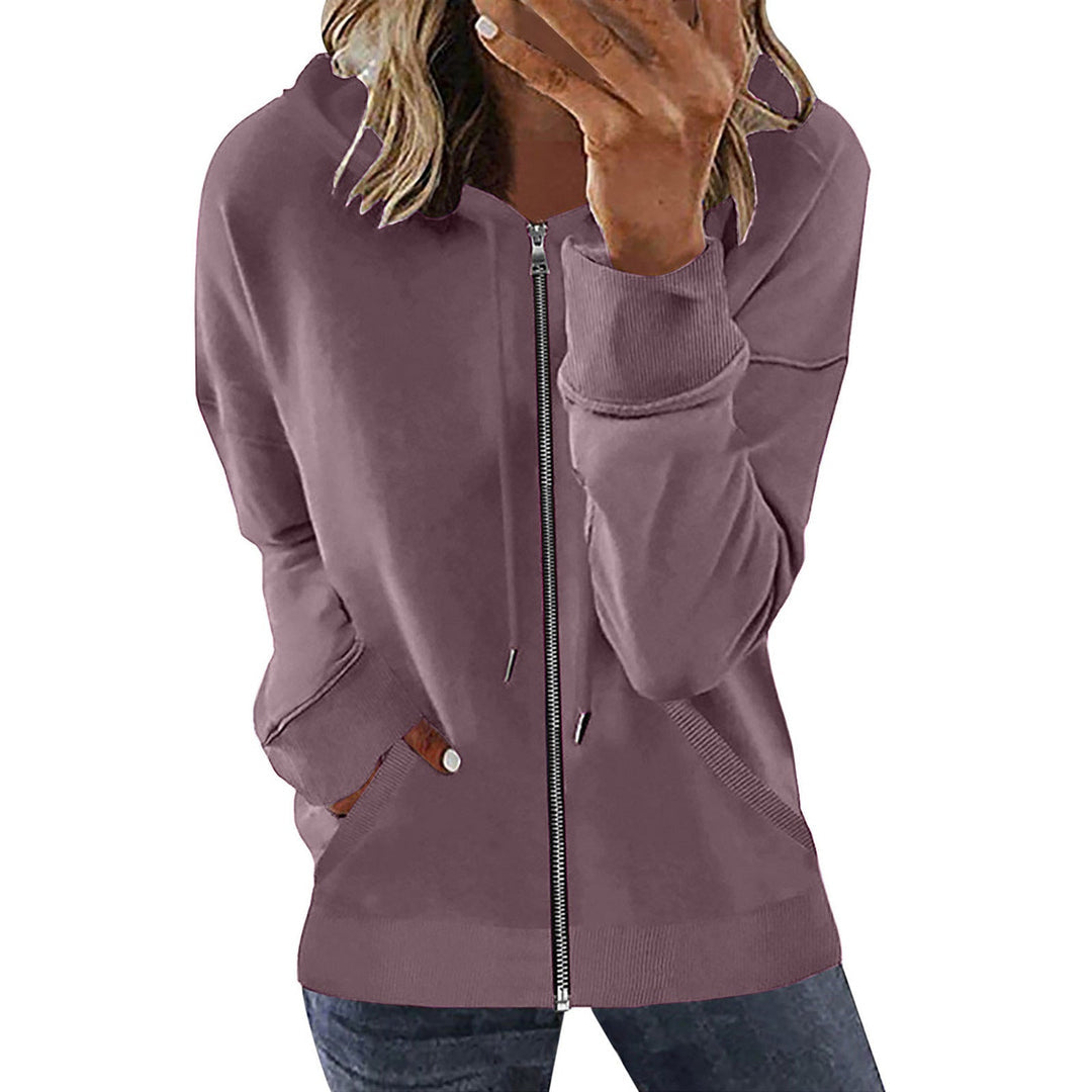 Vrouw in een mauve sweatvest met ribboorden en zoomband, met een jeans | Boutique Moda