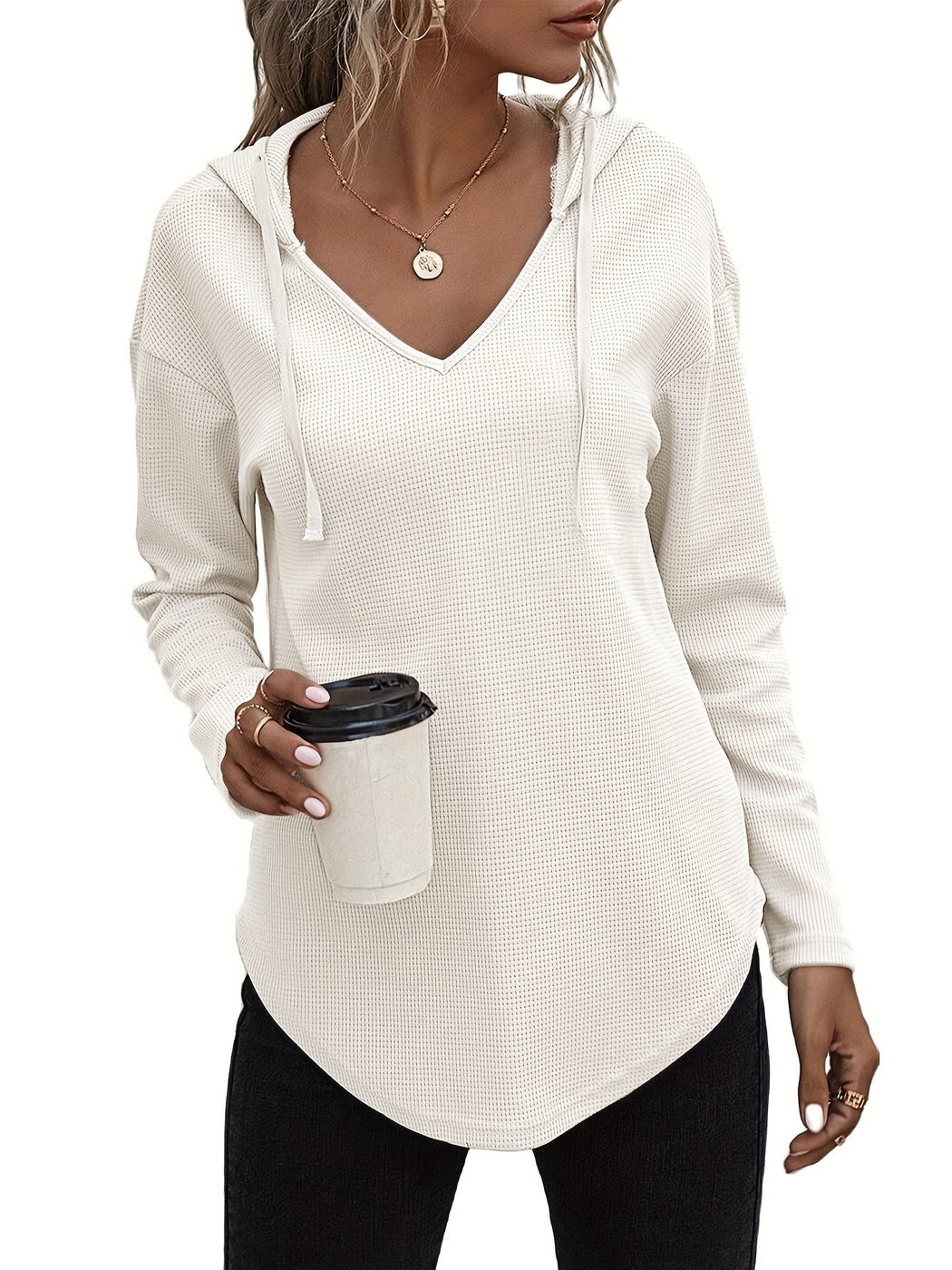 Vrouw met een koffiebeker in een gebroken witte hoodie met V-hals, vooraanzicht | Boutique Moda