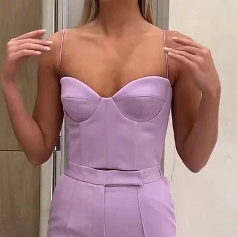 Driedelig broekpak met bustier, flared broek en blazer in lavendel, close-up van de bustier