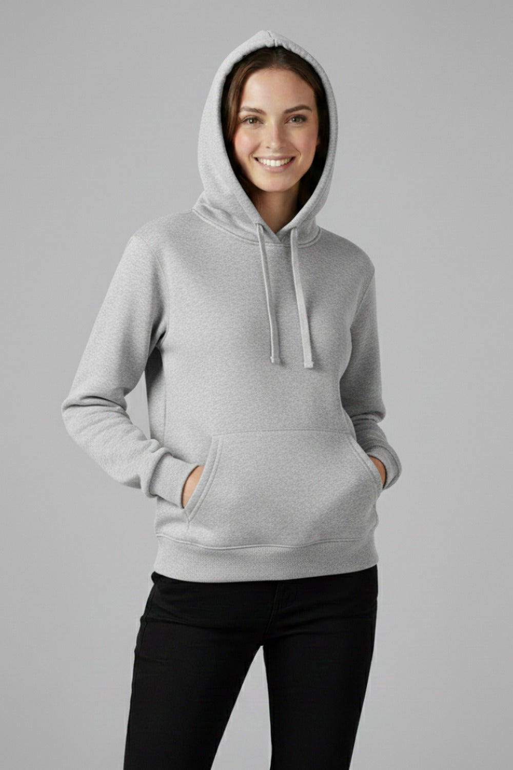 Vrouw in een lichtgrijze basic hoodie, handen in de kangoeroezak | Boutique Moda