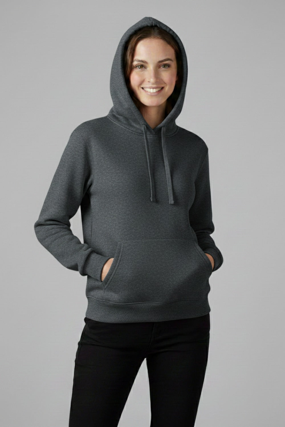 Vrouw in een donkergrijze basic hoodie met koorden, handen in de kangoeroezak | Boutique Moda