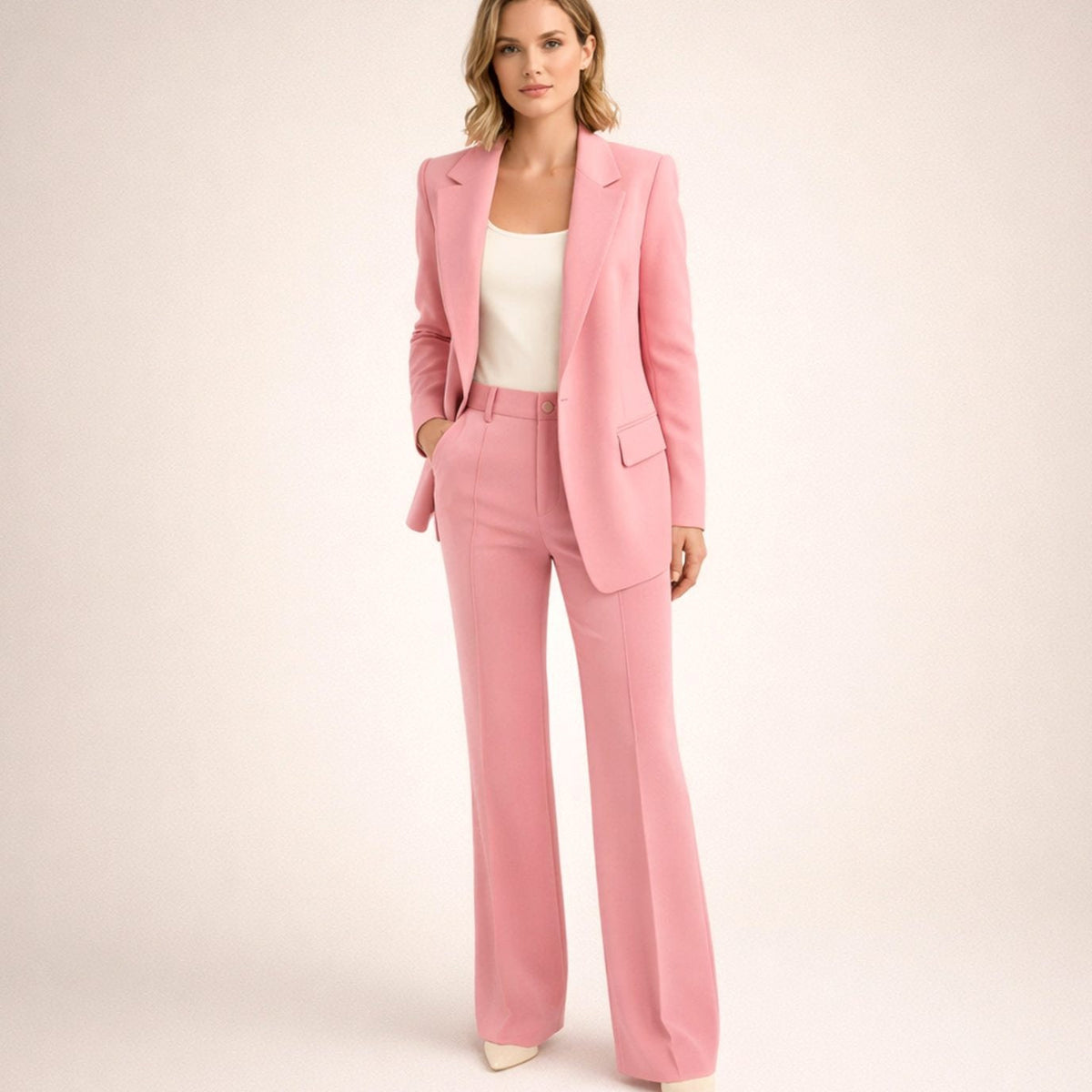 Broekpak met blazer met één knoop en wijde broek in roze, gedragen, vooraanzicht