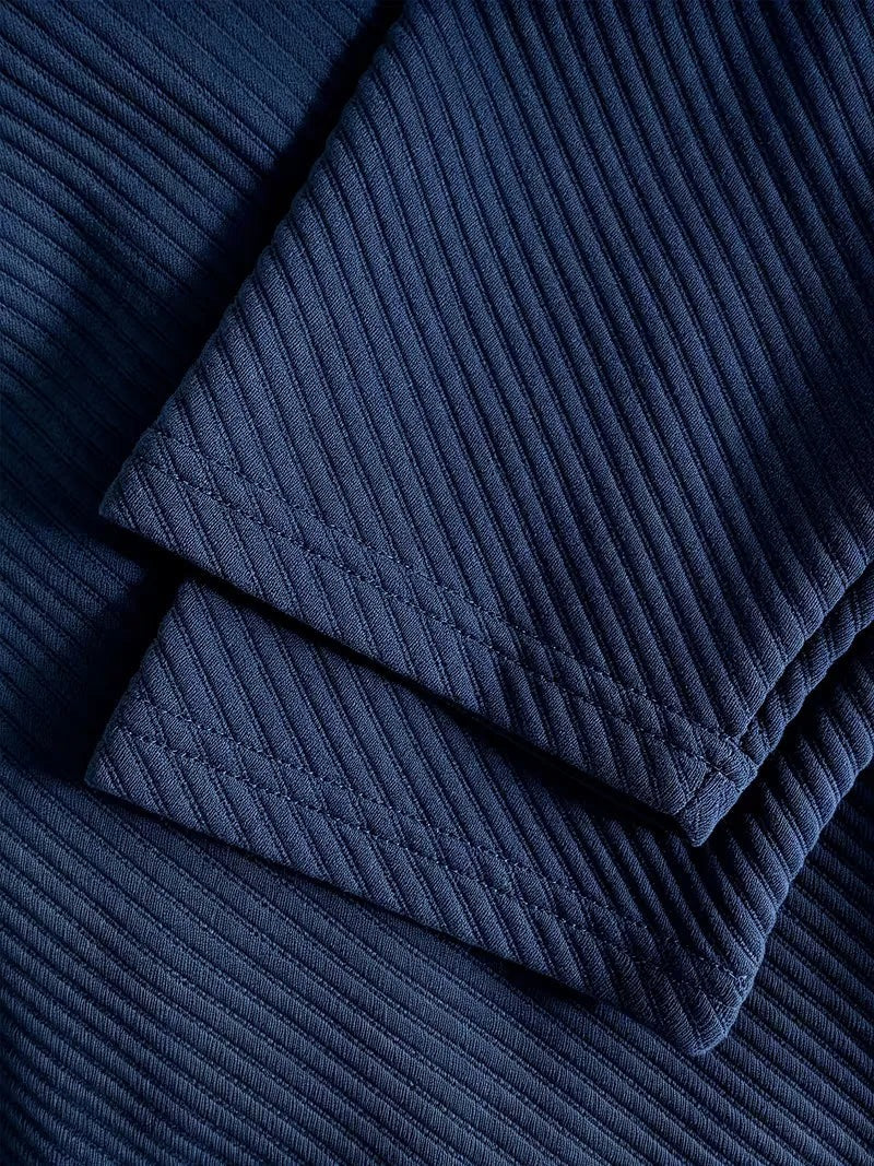 Heren blazer met gebreide structuur in marineblauw, close-up van de mouw