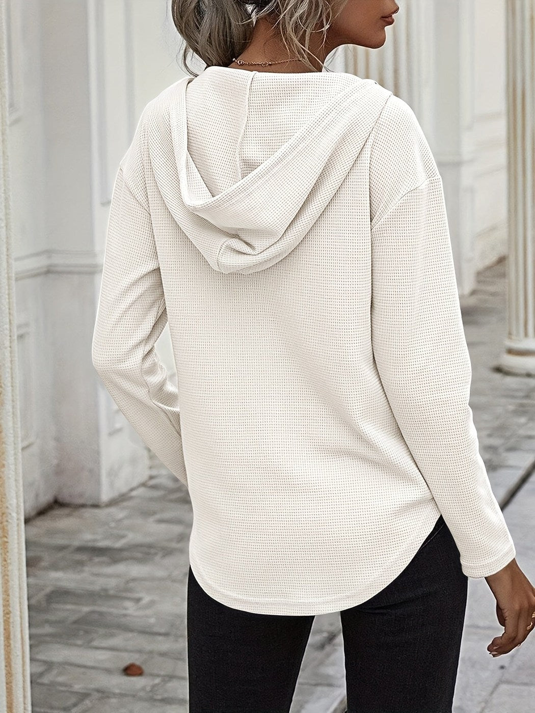 Achteraanzicht van de gebroken witte hoodie met capuchon en ronde zoom | Boutique Moda