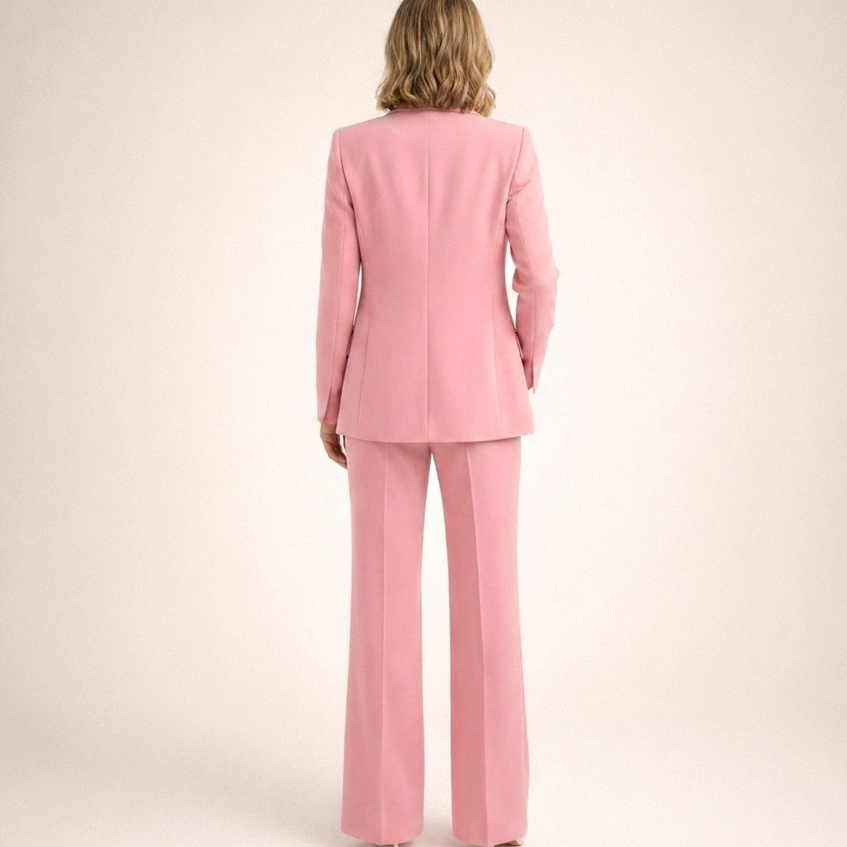 Broekpak met blazer met één knoop en wijde broek in roze, gedragen, achteraanzicht