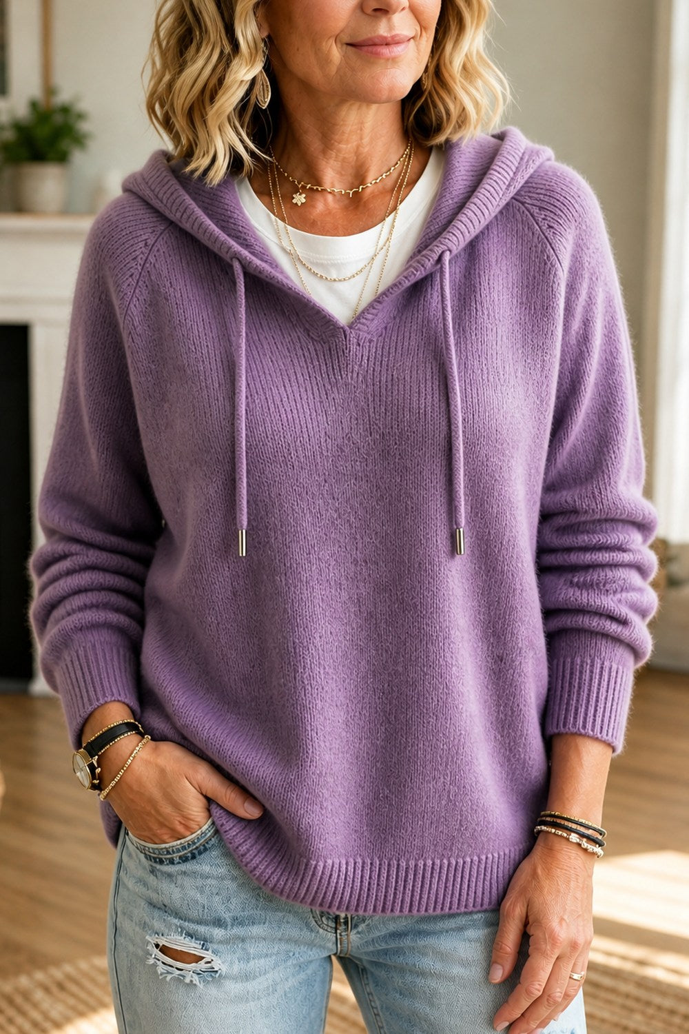 Vrouw in een lila gebreide hoodie met koord en geribde zoom, vooraanzicht | Boutique Moda