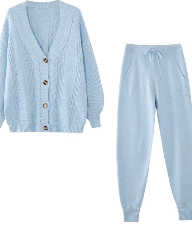 Gebreid huispak met kabelvest in babyblauw, plat neergelegd