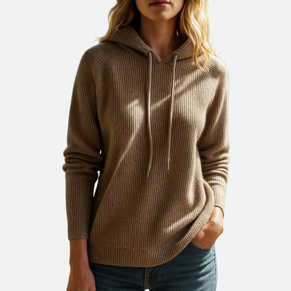 Vrouw in een bruine hoodie en een jeans, hand in de broekzak | Boutique Moda