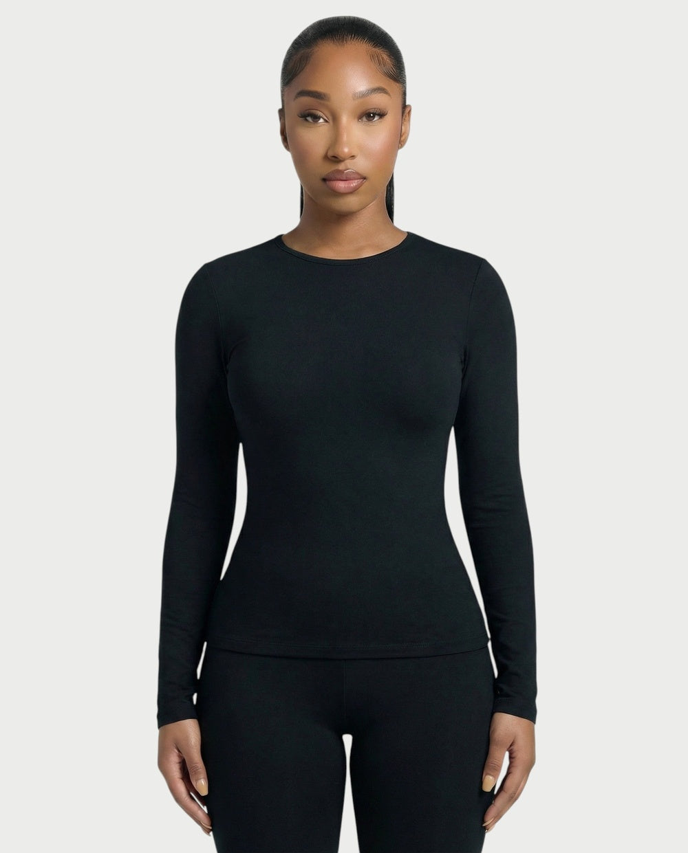 Strakke longsleeve met ronde hals in zwart, close-up voorkant