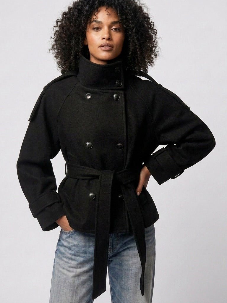 Korte trenchcoat met opstaande kraag in zwart, gedragen, vooraanzicht