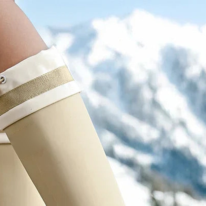 Regenlaarzen met trekkoord in beige, close-up van de rand