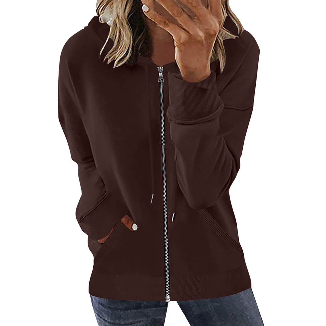 Vrouw in een donkerbruin sweatvest met capuchon en metalen rits | Boutique Moda
