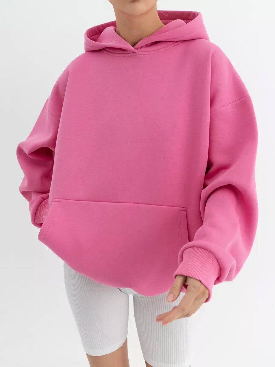 Vrouw in een roze hoodie met een wit fietsbroekje | Boutique Moda
