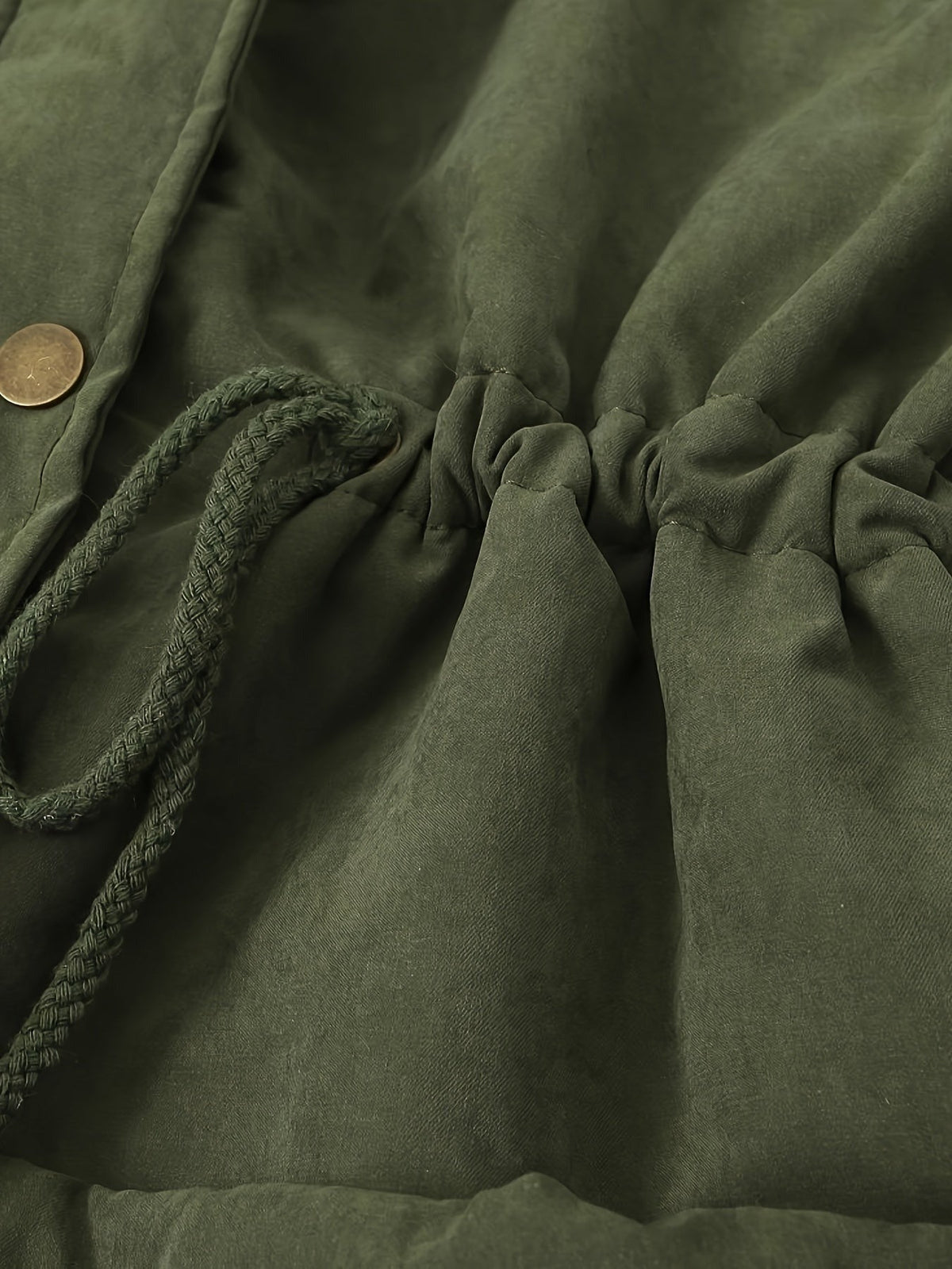 Trekkoord in de taille van de olijfgroene parka
