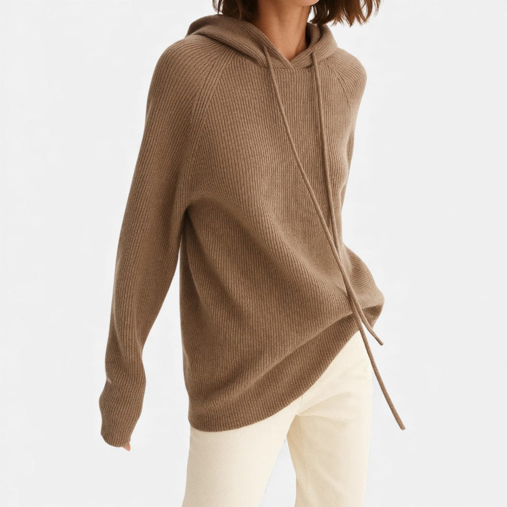 Vrouw in een bruine hoodie en een lichte broek, met losjes hangende koorden | Boutique Moda