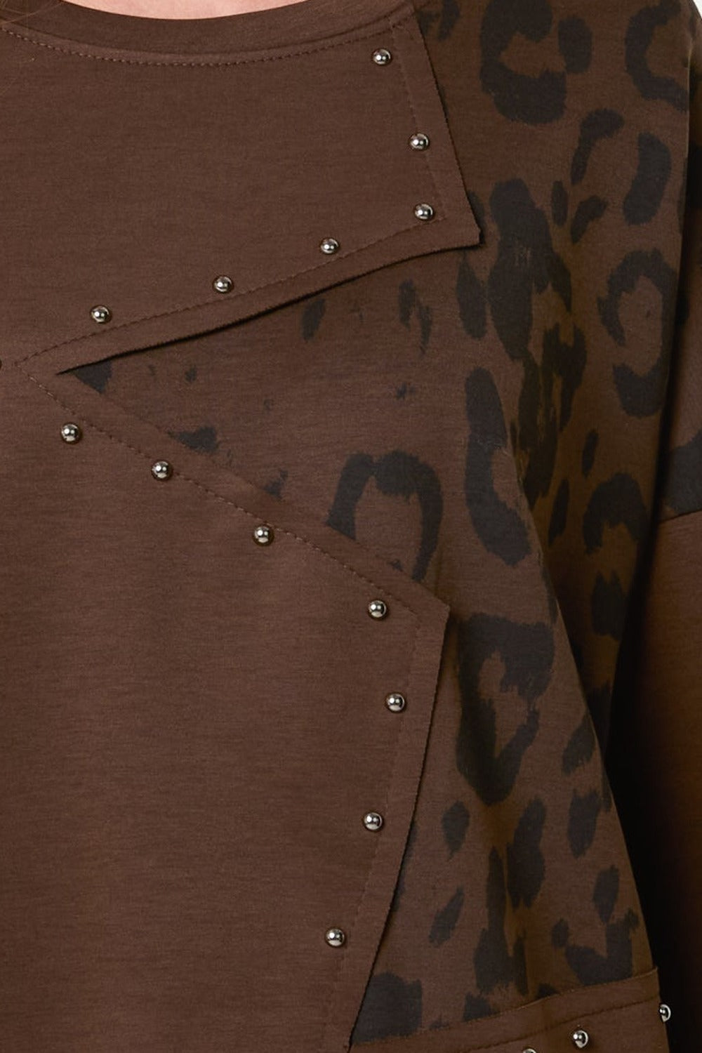 Trui met luipaardster en studs in chocoladebruin, close-up van de studs