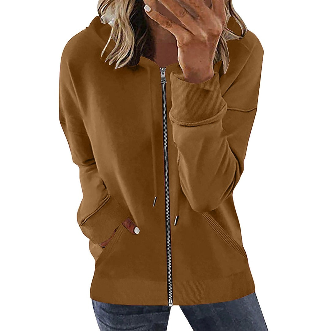 Vrouw in een lichtbruin sweatvest met kangoeroezakken en ribboorden | Boutique Moda
