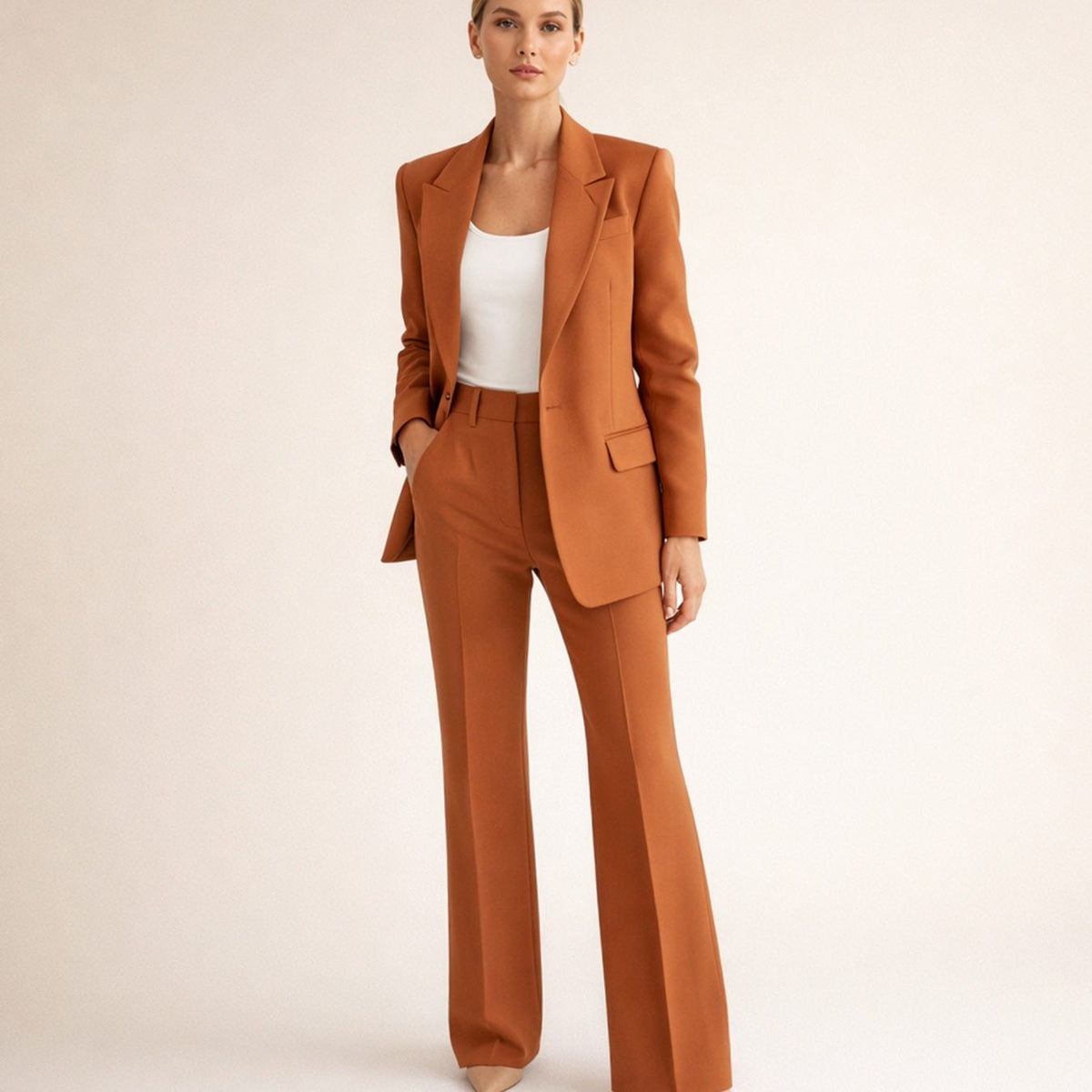 Broekpak met blazer met één knoop en wijde broek in bruin, gedragen, vooraanzicht