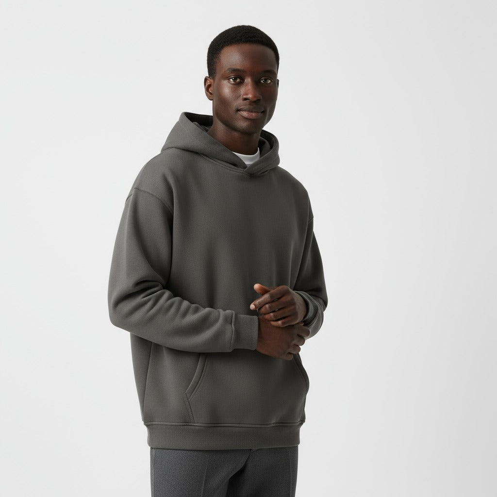 Heavyweight hoodie voor heren in leigrijs, gedragen, voorkant
